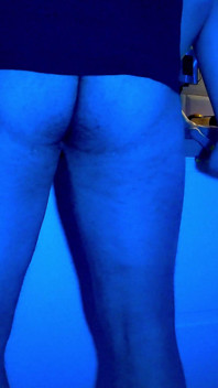La moglie succhia 2 in neon light. Trio. Scena completa. Ep 4641