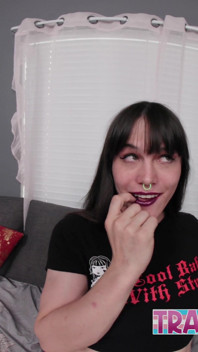 Nyxi Leon, trans coquine, se masturbe et jouit