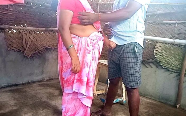 Priyanka314: Une tatie indienne en sari se fait baiser par un...