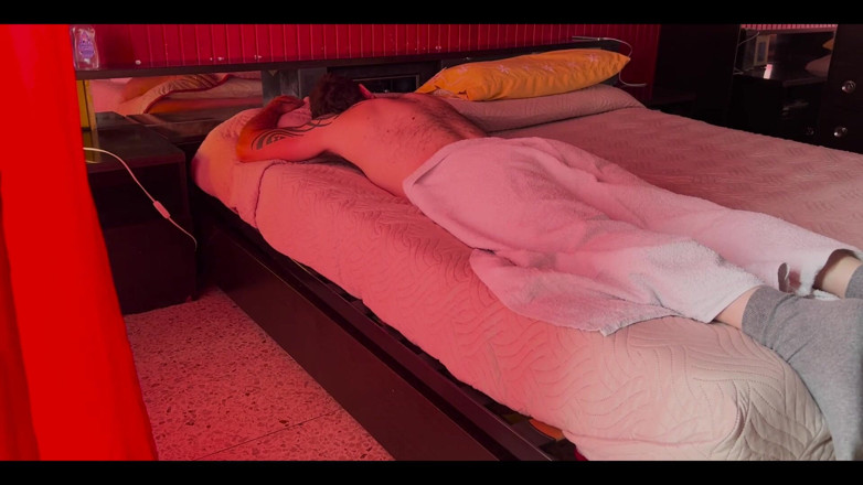 Lollolara91: La massaggiatrice troia si siede sulla faccia del cliente e...
