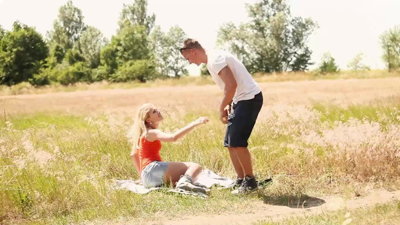 THAGSON: Outdoor Chicks 1 - hübsche blondine mit kleinen titten auf Rollschuhen fickt...