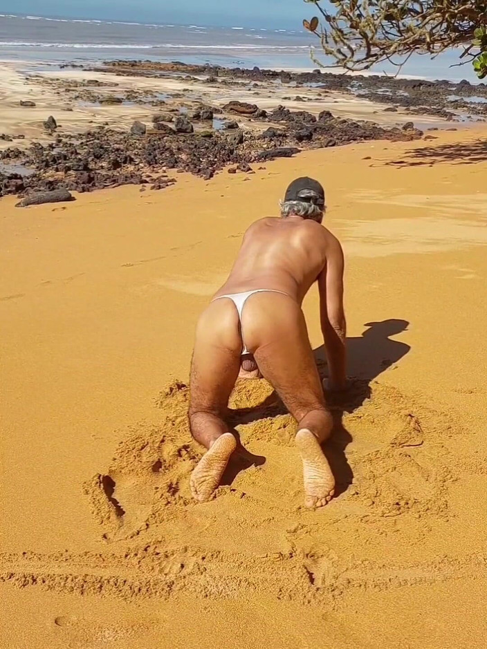 Ladysilvas: 해변에서 팬티를 입고 핫한 엉덩이를 보여주는 Ladysilva 크로스드레서