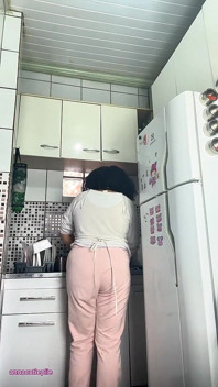 Gordinha dona de casa peidando enquanto lava pratos estilo