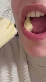 Mama vitregă uriașă mănâncă o banană, dar vede