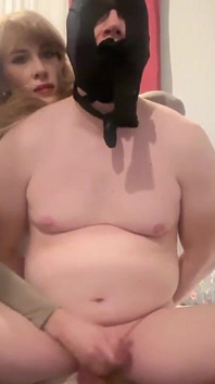 Saya benarkan dia menghidu kasut berpeluh saya dan saya melakukan handjob