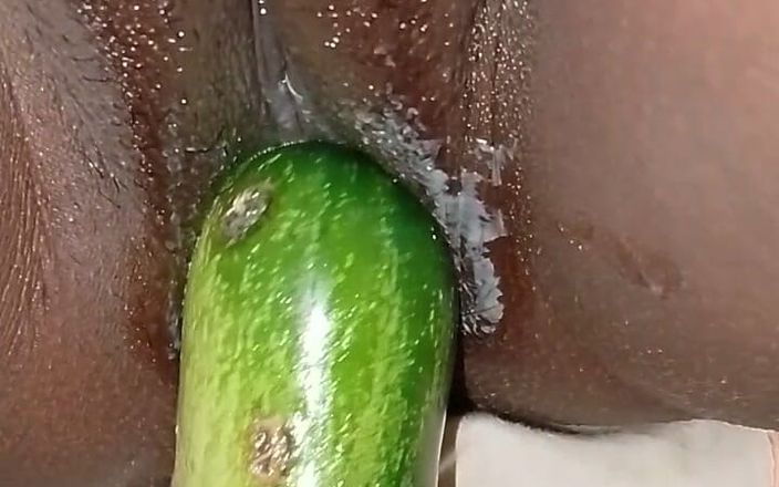 Indian desi hot poja: Cucumber Inserted in Neighbor's Vagina, the Vagina Was Very Tight