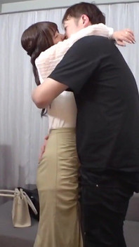 Bölüm 1: Genç evli kadınlar buluşmada bir adamla buluşmaya katılan genç evli kadınla tanıştırıyor