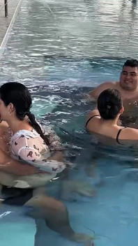 Tôi bắt gặp bạn bè của tôi thủ dâm với tôi bên hồ bơi