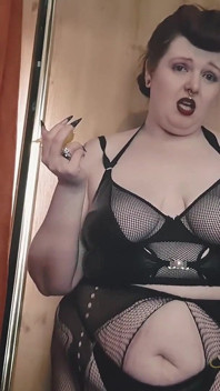 Goth Queen memusnahkan telur awak