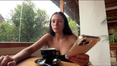 Princess Monica: 在笔记本电脑上工作，在公共共同办公空间闪烁胸部