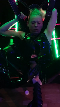 De rubberen Domme de gigantische dildo en de gimp