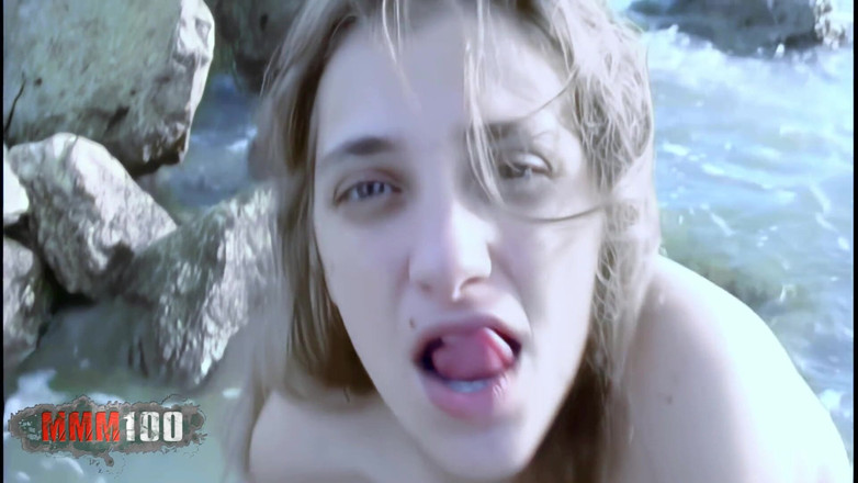 MMM100: Val: o libertină franceză care pozează goală lângă mare