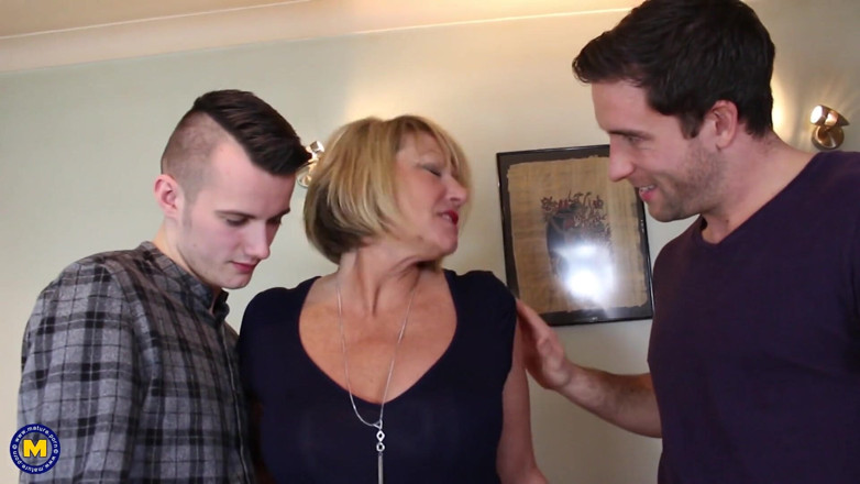 Mature NL: Threesome action with a stunning mature lady