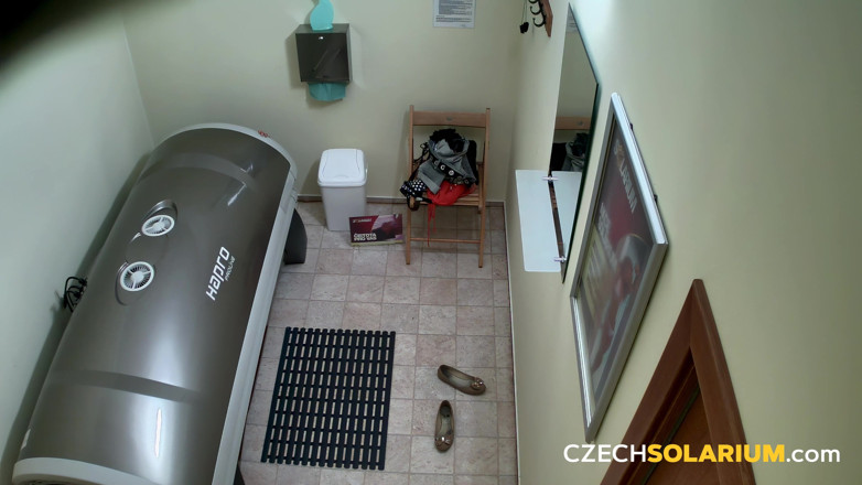 Czech Solarium: Czech Solarium 153: Młoda kobieta pociera swoją cipkę po raz trzeci