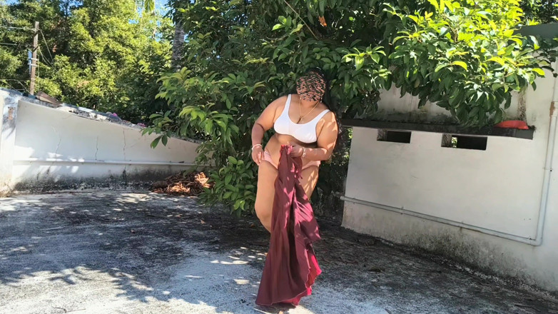 Anne Ipe: Etekli ve beyaz hintli güzel çıplak oluyor