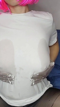 Toket besar alamiku lagi nungguin tatapanmu saat aku lagi asik masturbasi pakai masker