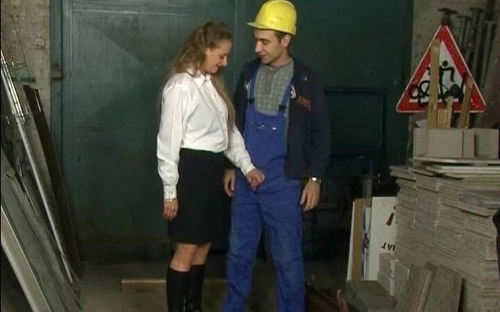 Deutsche Frauen: Bionda troia tedesca ingoia sperma dopo la scopata con il...