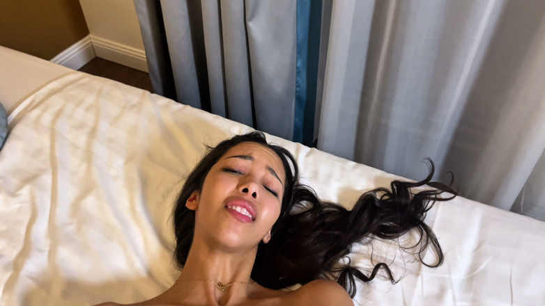 Lia Lin: Lia Lin membuatkan Goro Kush terlanggar pantatnya sebelum dia masuk......