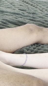 Una Nerd Fortunata Riceve Il Primo Footjob Viene Sborrata Sui Miei Piedi