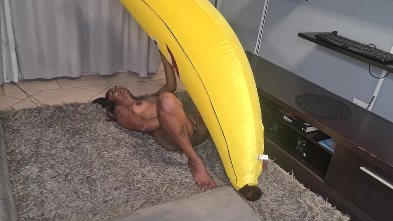 domslutfucker: Wytatuowana Desi dziwka garbi dużego banana, zbliżenia