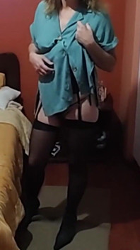 Llgo a casa del trabajo emocionada y me muestro delante del marido de la criada, necesito follar