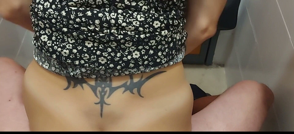 Darkprincess666: 큰 을 빨아주는 갈색 머리 십대 화장실에서 섹스