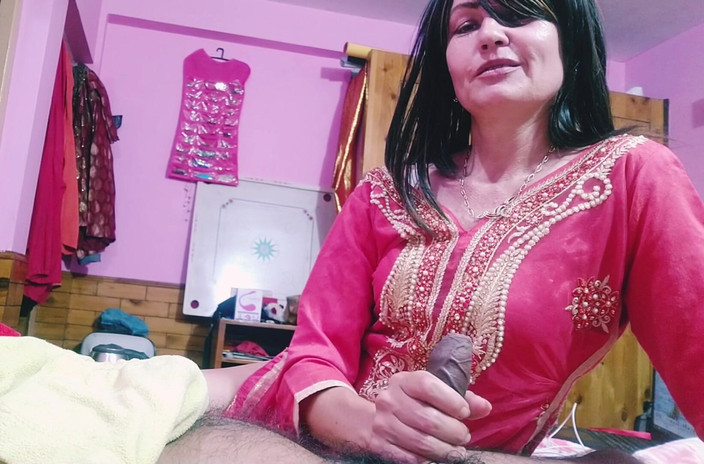 Bolly Karma: 배다른 아들 자지가 어떻게 행동하는지 보고 싶어하는 새엄마