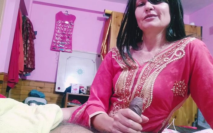 Bolly Karma: सौतेली मम्मी यह देखना चाहती है कि उसका सौतेला बेटा लंड कैसा व्यवहार करता है