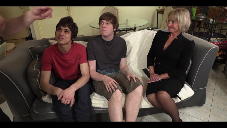 HPG Production: Bionda elegante cougar nel sesso di gruppo mentre il nonno...