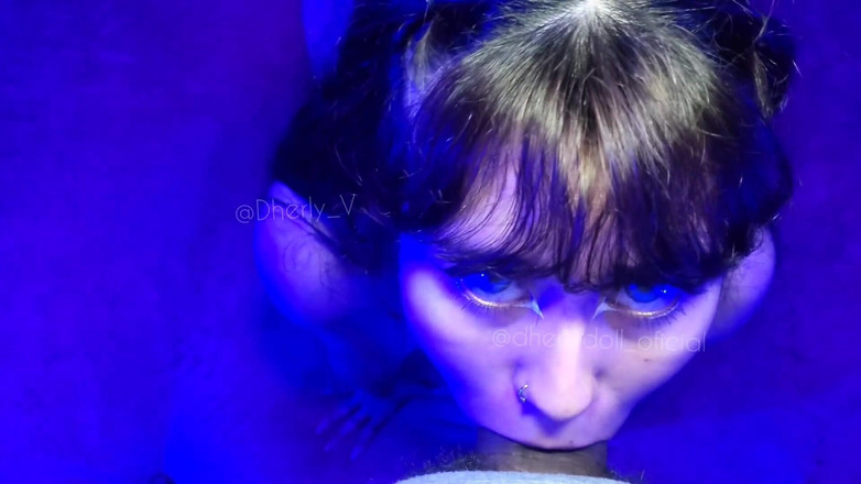 DherlyDoll: Dherlydoll बहुत कामुक है, वह मेरा लंड चूसती है और उस पर अपनी बड़ी गांड उछालती है।