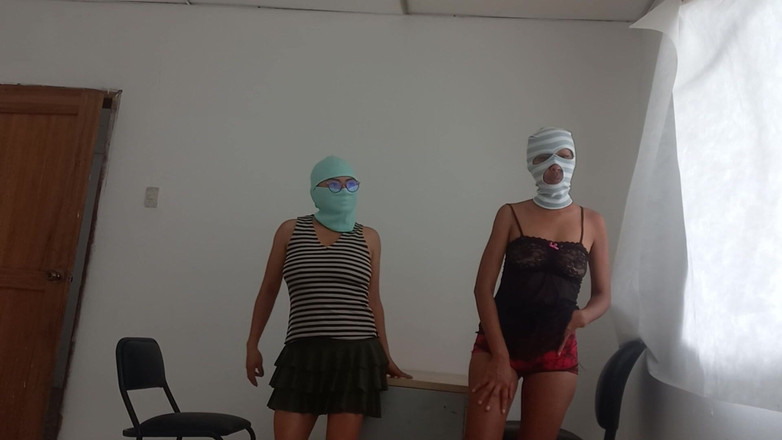 NEGRITA SEXY: Współpracownicy pokazują swoje cycki, podczas gdy właścicieli domu nie ma