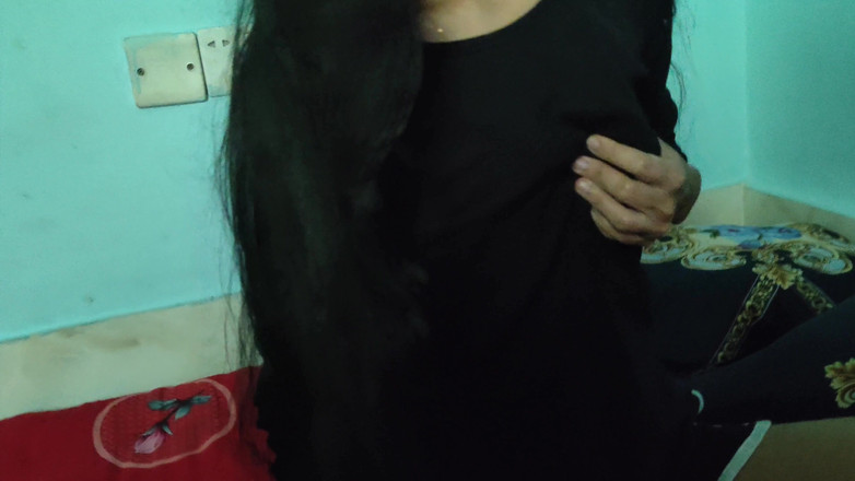 Tamanna Akter Tinni: Une fille desi excitée regarde du porno et se doigte 3...