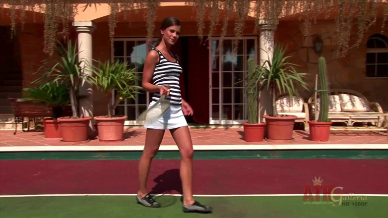 ATK Fans (Solo): Une joueuse de tennis sexy montre son corps et se...