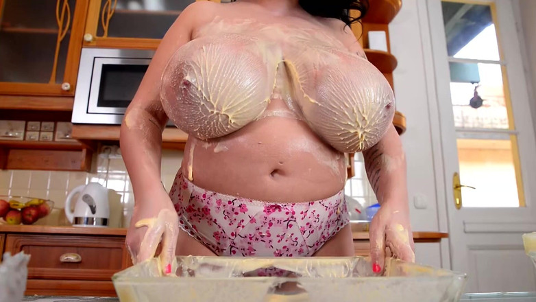 MILF and Big Wet Tits XXX: Leanne crow विशाल स्तन दिखाती है और बड़े प्राकृतिक स्तनों की मालिश करती है