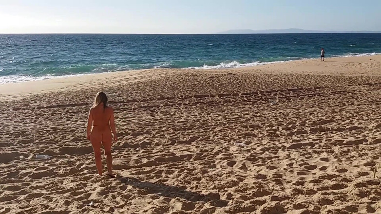 martinawest: Martina nacked at the sea