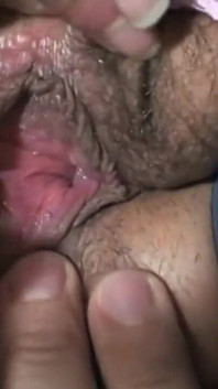 La machine à laver ne fonctionne pas et le technicien avant de la réparer baise une brune très excitée