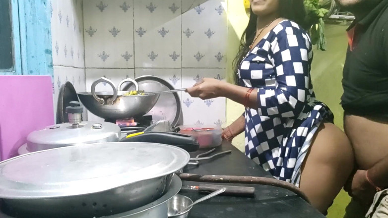 Mumbai Ashu: Fată indiancă sexy Kichen sex