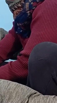 Desi Bhabhi masturbuje devar s velmi dobrým honěním