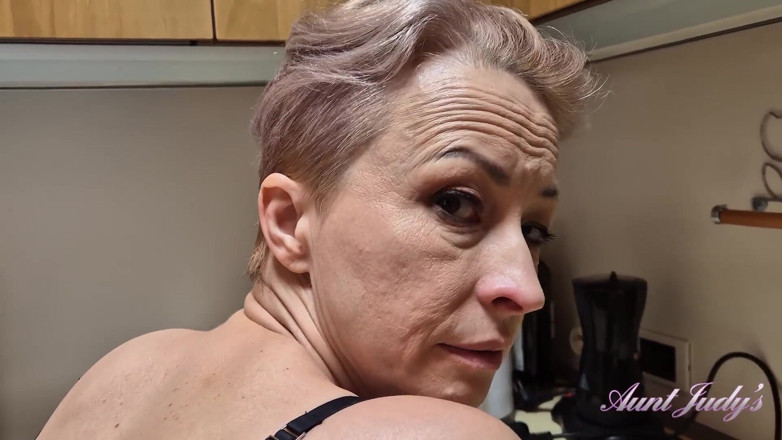 Aunt Judy's: Auntjudys - büyük memeli amatör orta yaşlı seksi kadın wanilianna mutfakta...
