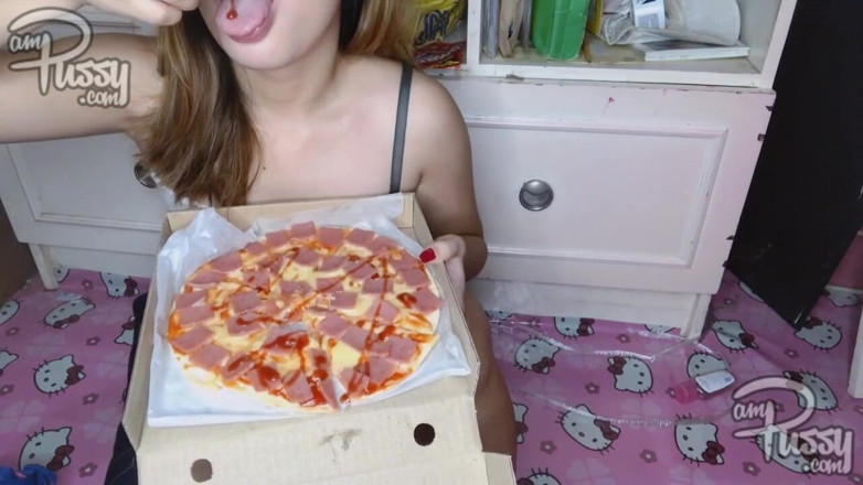 AmPussy: Nahý pojídač pizzy