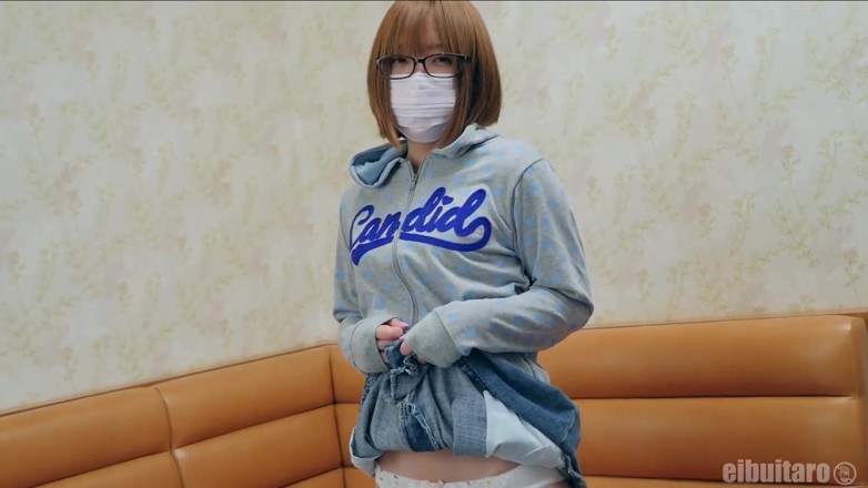 Sky Angel: 毛茸茸的亚洲女郎的阴户被狠操并被内射