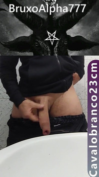 用棍子撒尿和鼓掌