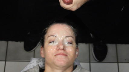 Dirty Dees: Elle est de retour et son visage est couvert de...