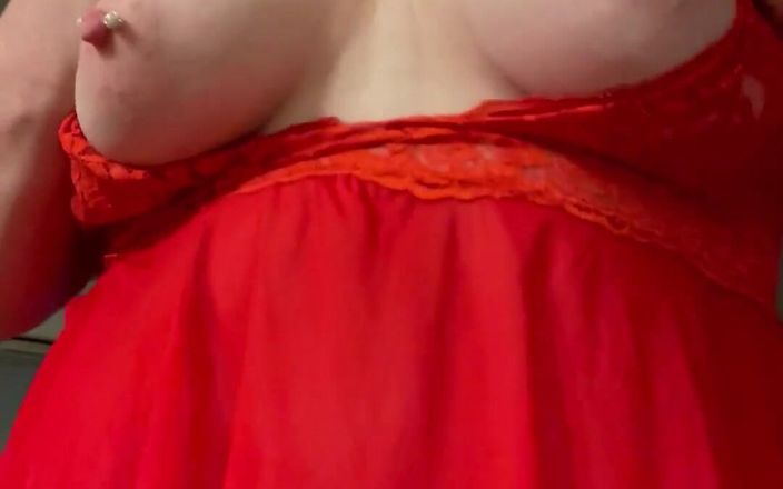 Lily Bay 73: Röda underkläder och genomborrade bröstvårtor