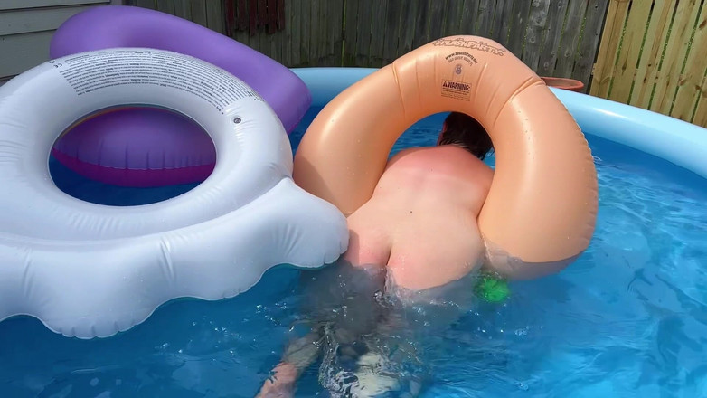 DollBabyLynn: 泳池管太多了！户外Looner Fun