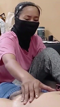 Plachá, ale nadržená Filipínka