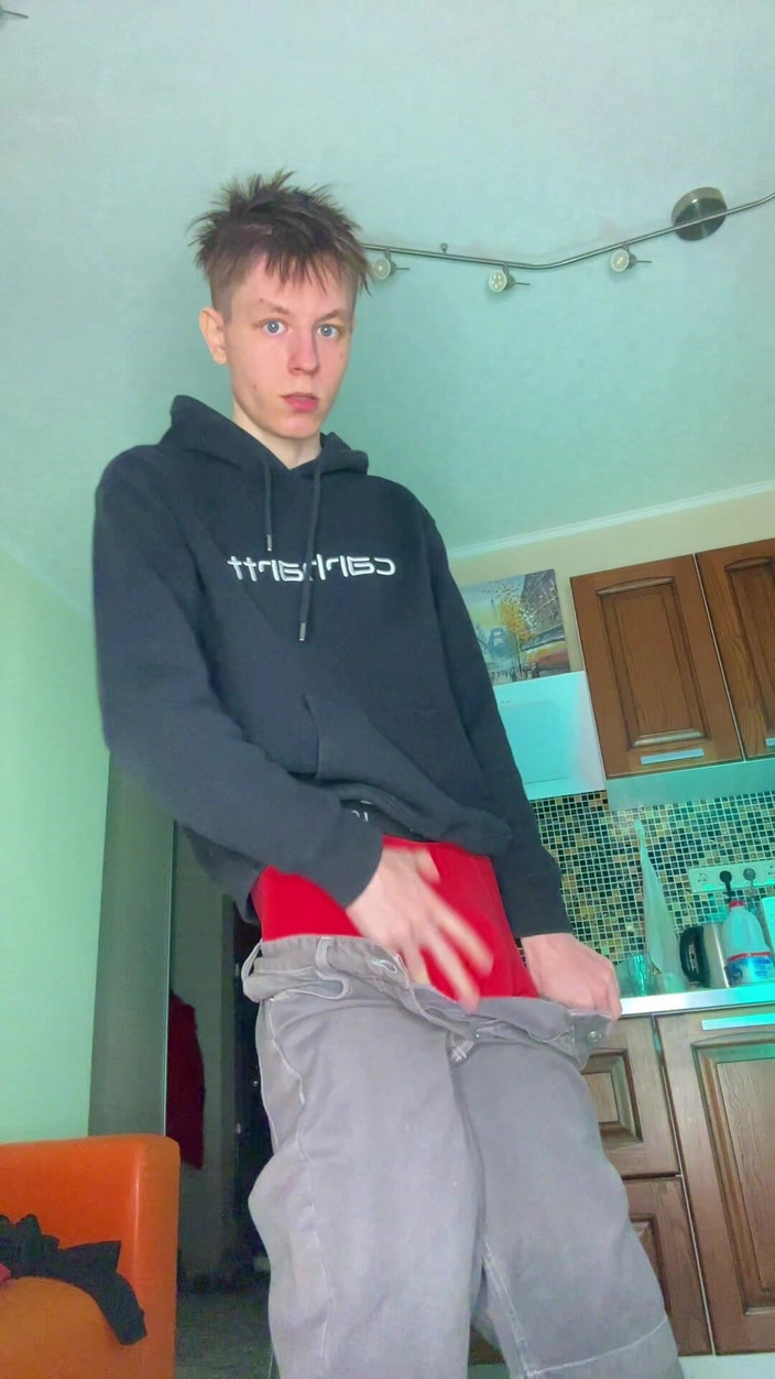 Morflot24: Regardez cette jeune étudiante tirer une grosse dose de sperme