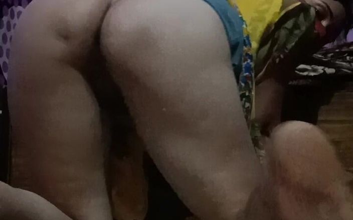 StepSiblingCaught: 印度阿姨抚摸她性感的粉红色阴户