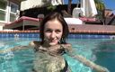 Chica Suicida DVD: Rosalyn Sphinx geme mais alto com cada empurrão enquanto ela...