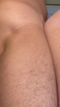 Papi cholo si preman yang digantung lagi asik ngentot kontol besar yang belum disunat